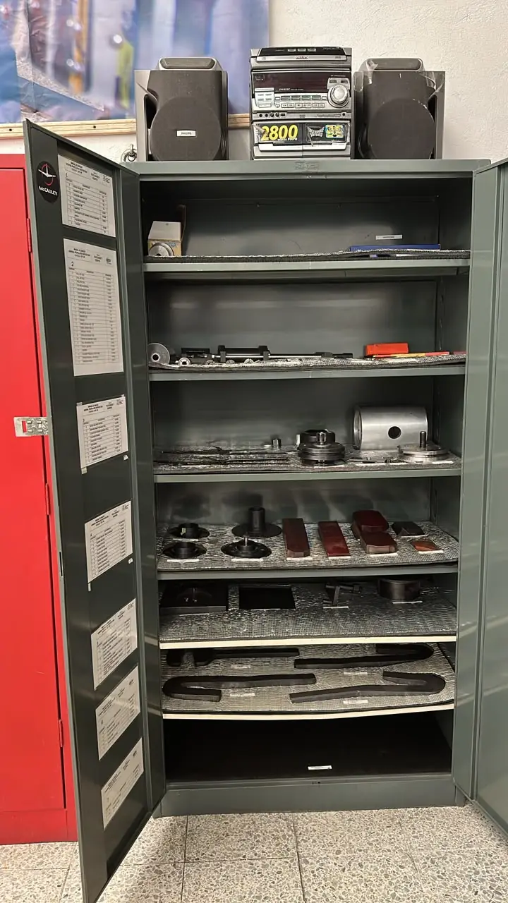 Gabinete de herramientas McCauley del taller de hélices